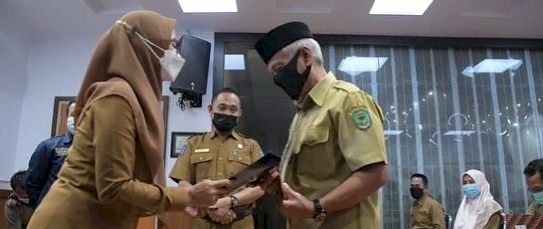 Bupati Lutra Indah Putri Indriani menyerahkan SK.