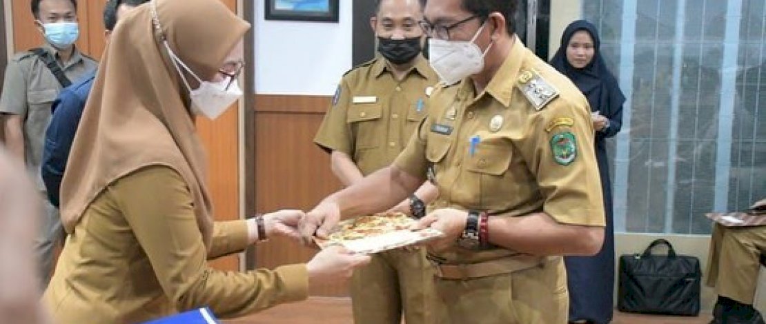 Bupati Lutra Indah Putri Indriani menyerahkan SK.