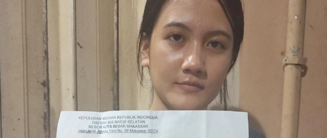 Pelaku pengeroyokan diamankan di Mapolrestabes Makassar. Korban memperlihatkan laporan polisi.