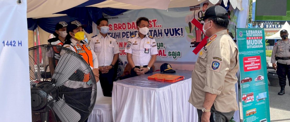 BERI MOTIVASI. Sekda Provinsi Sulsel, Abdul Hayat Gani, memberikan motivasi kepada petugas yang berjaga di Pos Terpadu Lebaran, Rabu (11/5/2021). foto: istimewa 