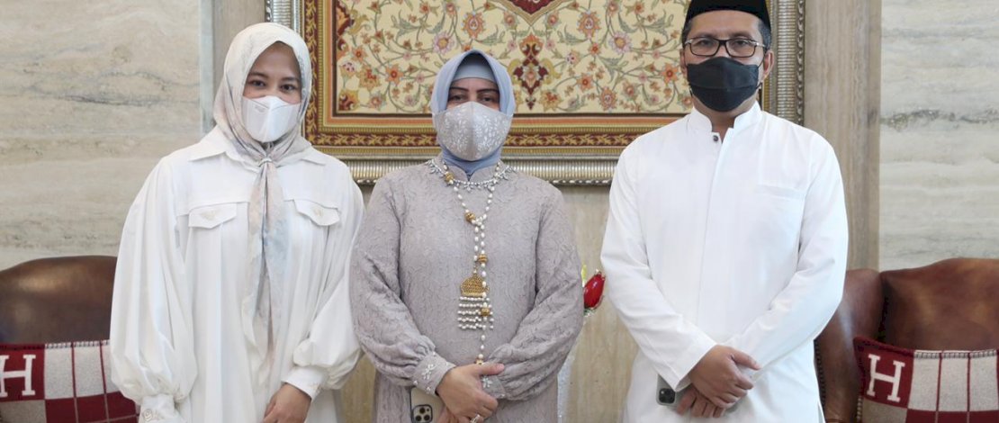 Aktivitas Wawali Makassar, Hj Fatmawati Rusdi saat merayakan lebaran.