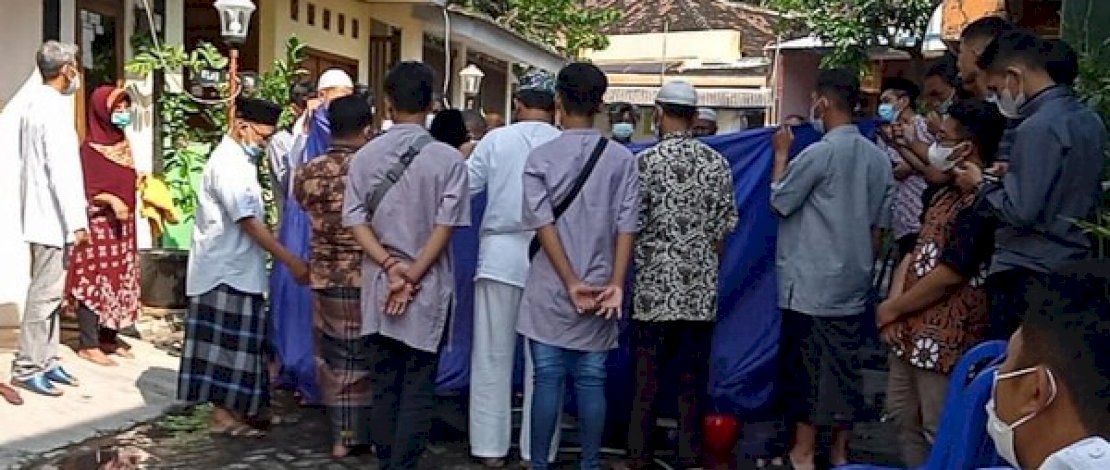 Jenazah almarhum Ustaz Juriono saat dimandikan.