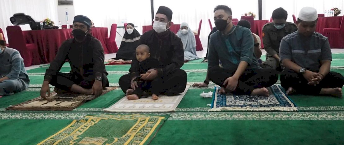 Sekprov Sulsel dan keluarga salat id di rujab.