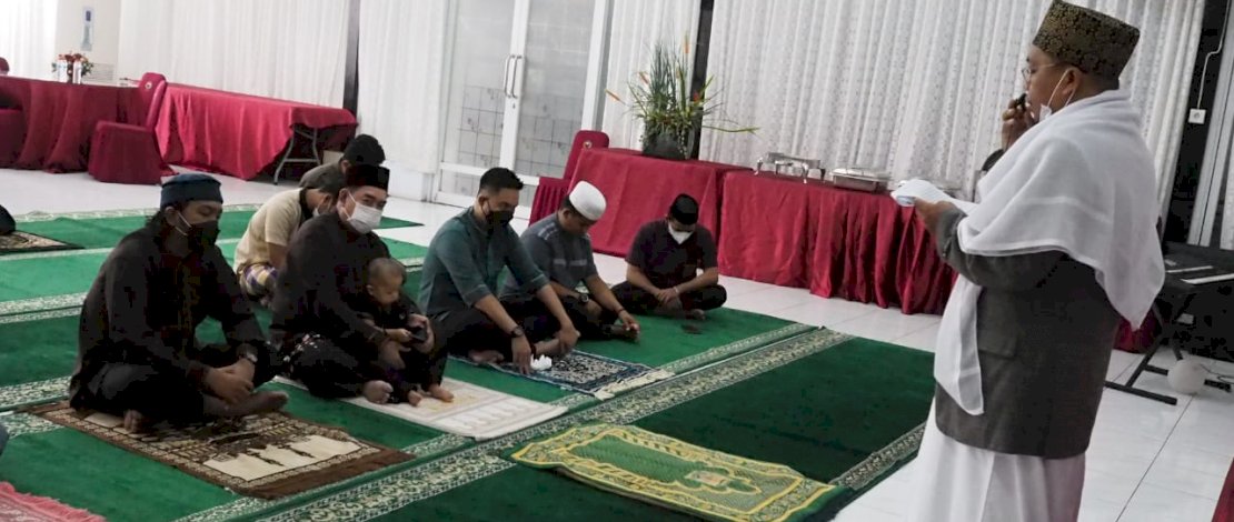 Sekprov Sulsel dan keluarga salat id di rujab.