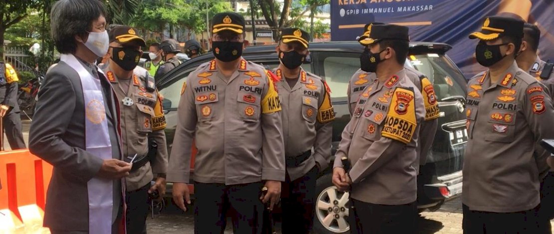 Suasana peninjauan gereja oleh Kapolda Sulsel.