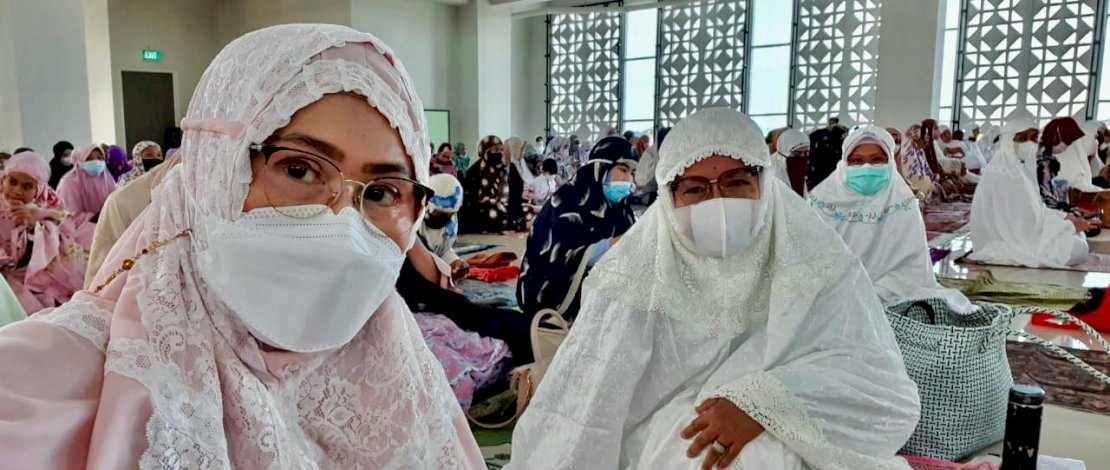 Rektor UIM, Majdah M Zain saat salat id di Majid As-Shabah, UIM.