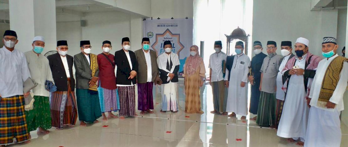 Rektor UIM, Majdah M Zain saat salat id di Majid As-Shabah, UIM.