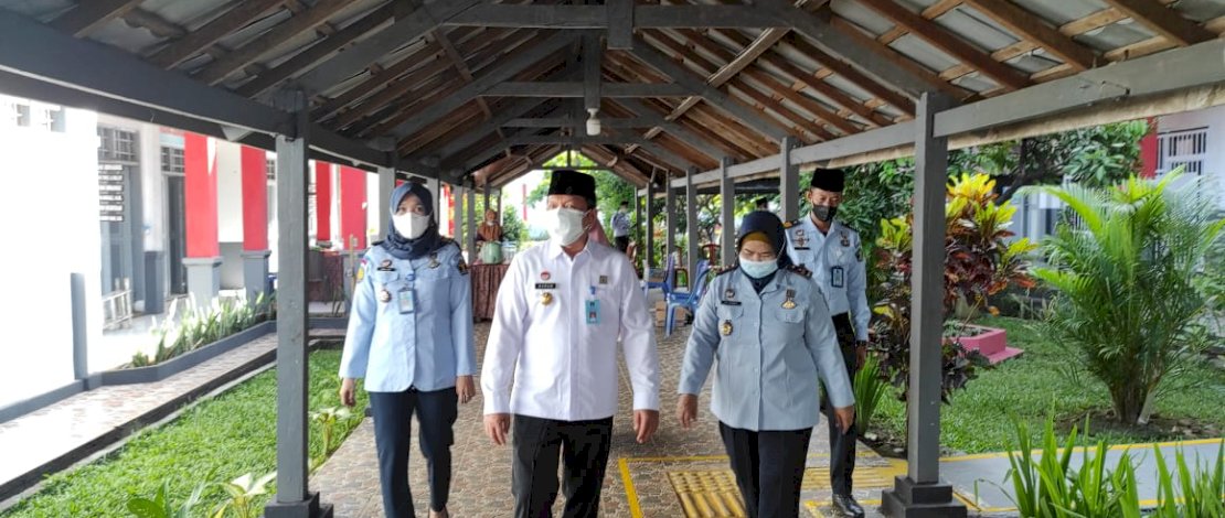 Kalapas Perempuan Sungguminasa dan Kasi Binadik, mendampingi Kakanwil Kemenkumham Sulsel, Harun Sulianto, meninjau lapas.