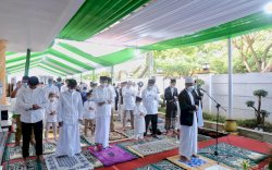 Pilih Tempat Lapang, Plt Gubernur Sulsel Jalani Shalat Eid di Rumah Jabatan Bersama Keluarga