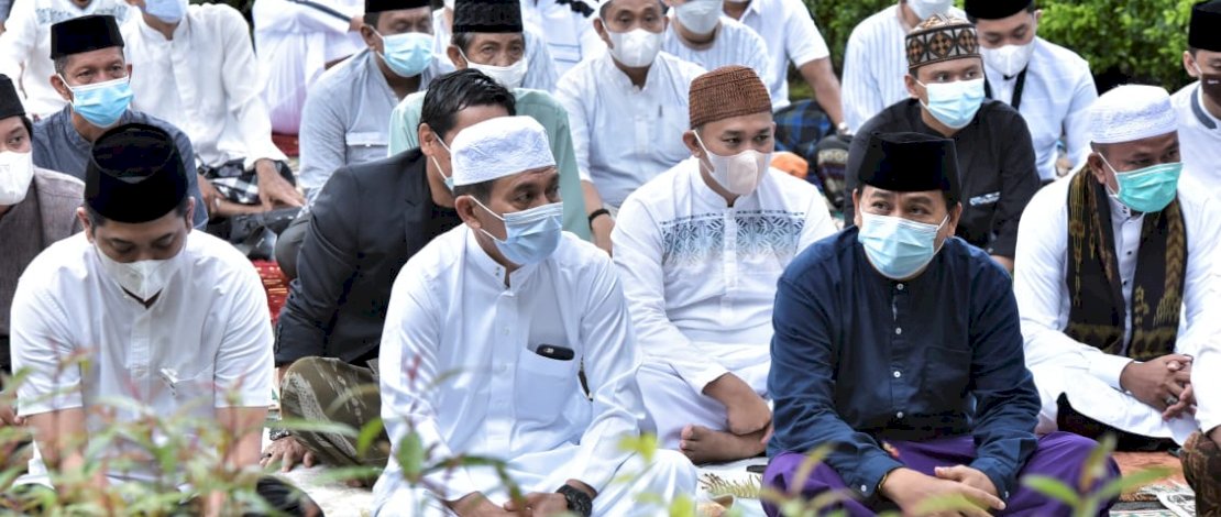 Terapkan Prokes Ketat, Bupati dan Wakil Bupati Salat Idulfitri di Halaman Kantor Pemda