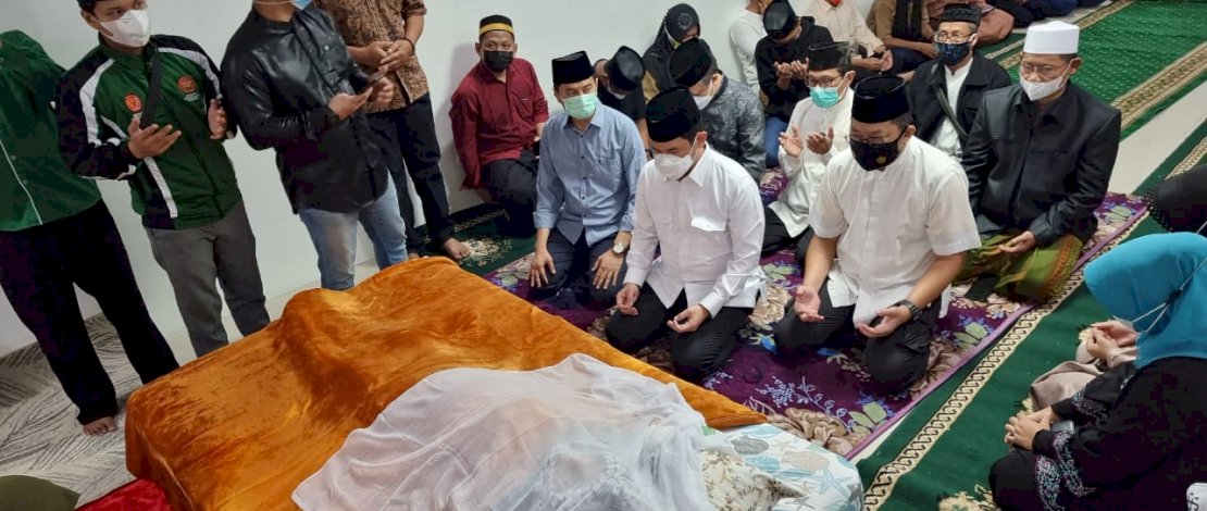 Kapolrestabes Makassar dan Kapolda Sulsel, melayat ke kediaman almarhum AGH Sanusi Baco.