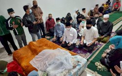 Melayat Almarhum AGH Sanusi Baco, Kapolrestabes: Kita Kehilangan Ulama Sejuk