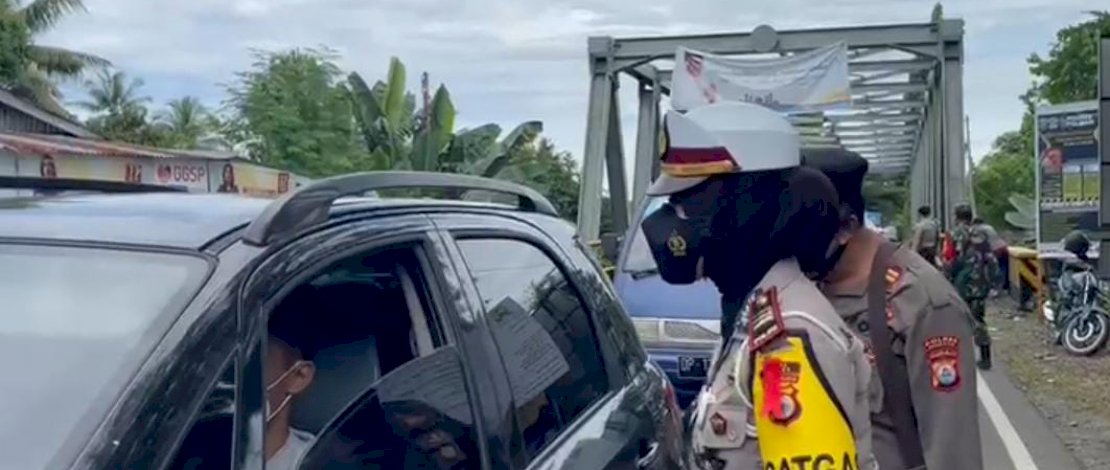 Satlantas Polres Pinrang, dipimpin Kasat, AKP Darmawaty, melakukan penyekatan di Polsek Lembang, Pinrang. Bagi para pelintas disiapkan swab antigen.