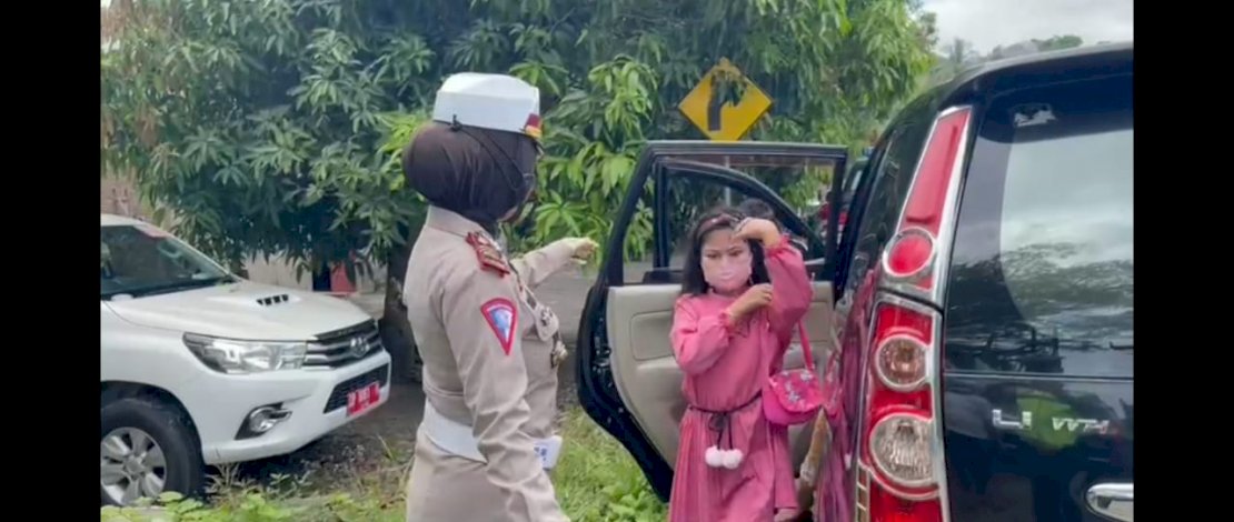 Satlantas Polres Pinrang, dipimpin Kasat, AKP Darmawaty, melakukan penyekatan di Polsek Lembang, Pinrang. Bagi para pelintas disiapkan swab antigen.