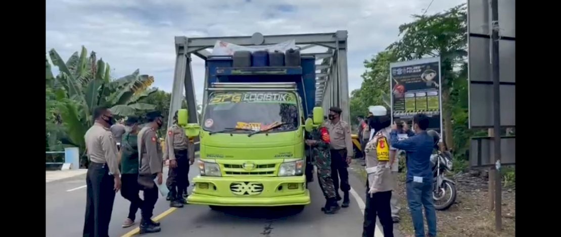Satlantas Polres Pinrang, dipimpin Kasat, AKP Darmawaty, melakukan penyekatan di Polsek Lembang, Pinrang. Bagi para pelintas disiapkan swab antigen.