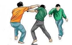 Ayah dan Dua Anaknya Keroyok Pemotor di Lutra dengan Batu, Ternyata Salah Sasaran