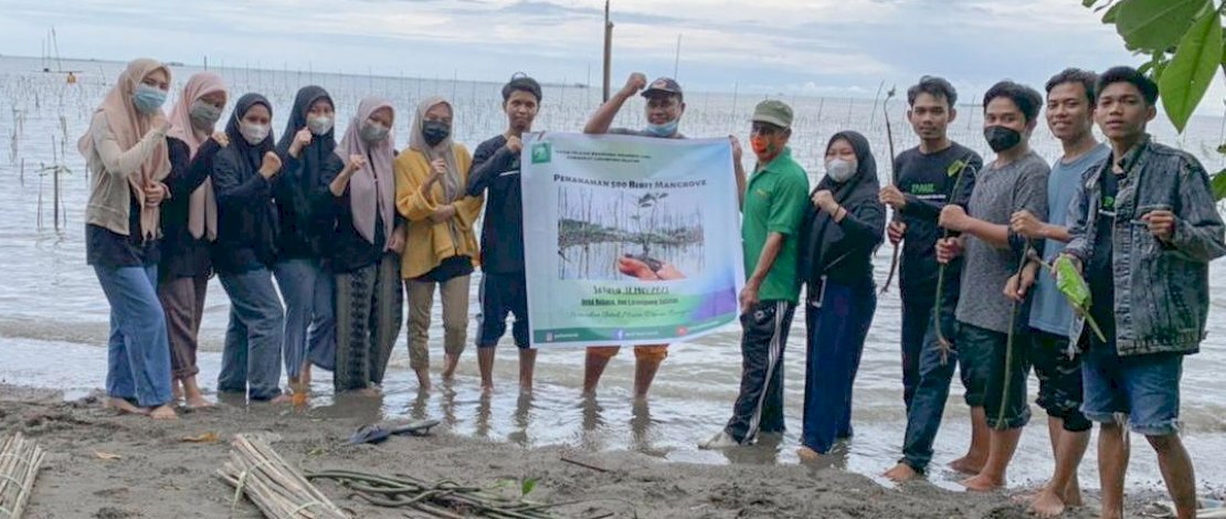 Mahasiswa Ipmil Larsel berfoto  bersama usai penanaman mangrove.