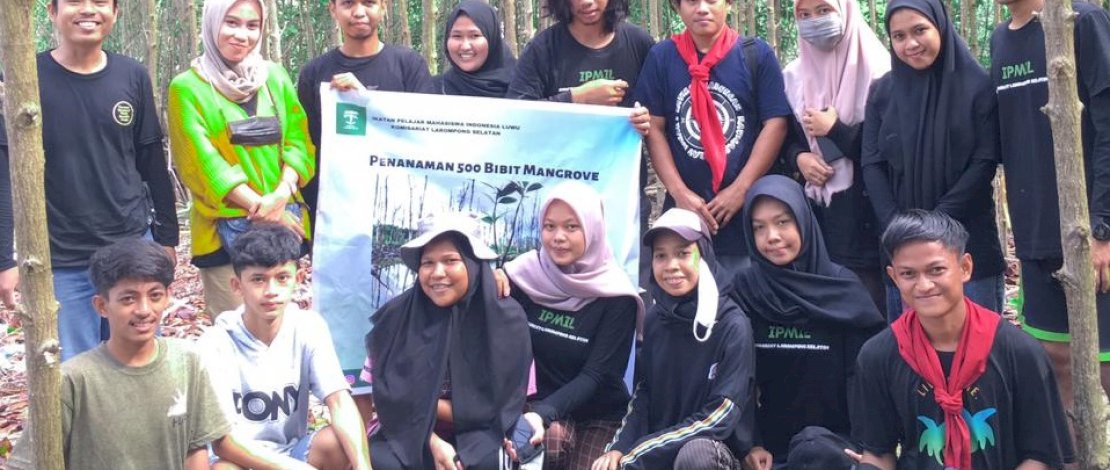 Mahasiswa Ipmil Larsel berfoto  bersama usai penanaman mangrove.