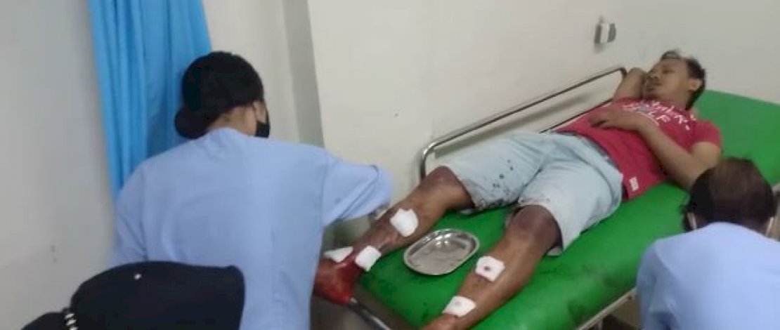 Pelaku curanmor mendapat perawatan pada kakinya usai berusaha kabur. Foto lain, saat pelaku hendak dibawa ke Mapolsek Panakkukang. 