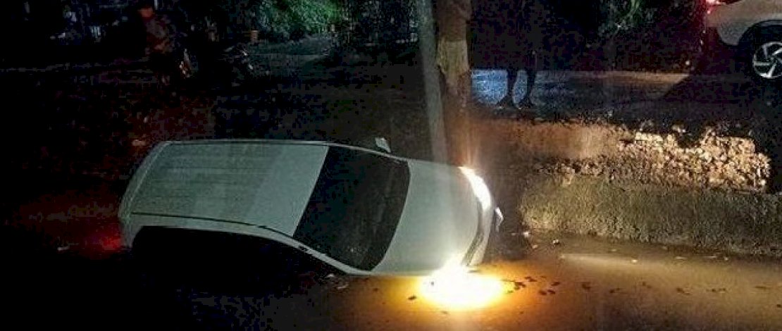 Sebuah Avanza putih terjun ke sungai di Jl Abu Dg Pasolong,Watampone, Bone. Sebuah Avanza putih terjun ke sungai di Jl Abu Dg Pasolong,Watampone, Bone.