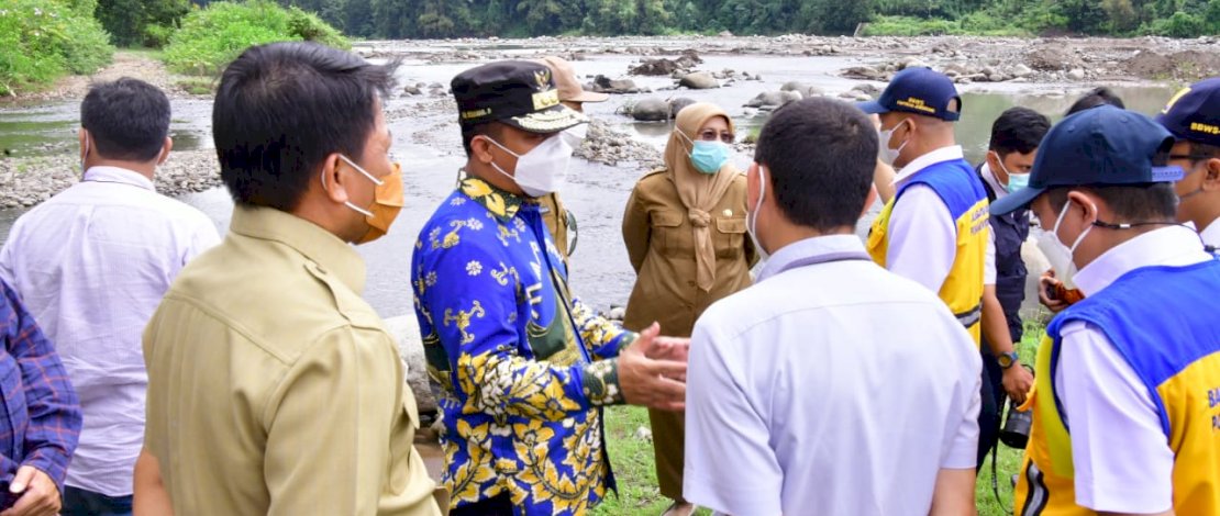 Plt Gubernur Sulsel, Andi Sudirman Sulaiman meninjau jalan tambang di poros Malino.