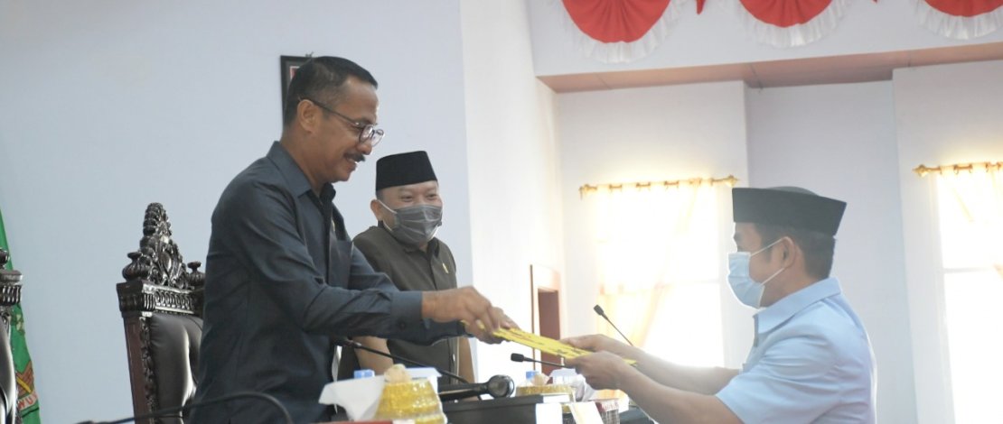 Suasana rapat paripurna DPRD Lutra, Selasa, (18/5/2021).