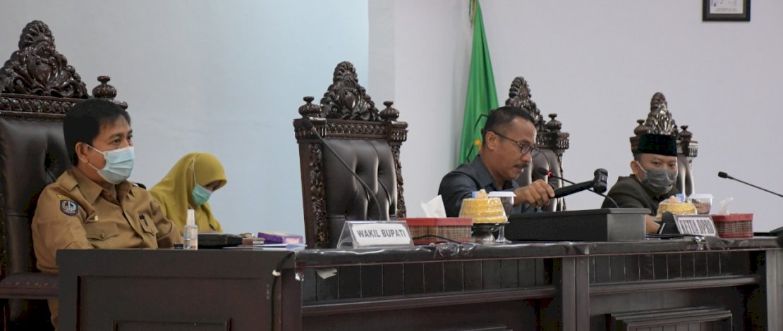 Suasana rapat paripurna DPRD Lutra, Selasa, (18/5/2021).