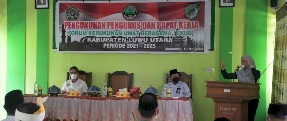 Bupati Lutra, Indah Putri Indriani, mengukuhkan pengurus FKUB Lutra.