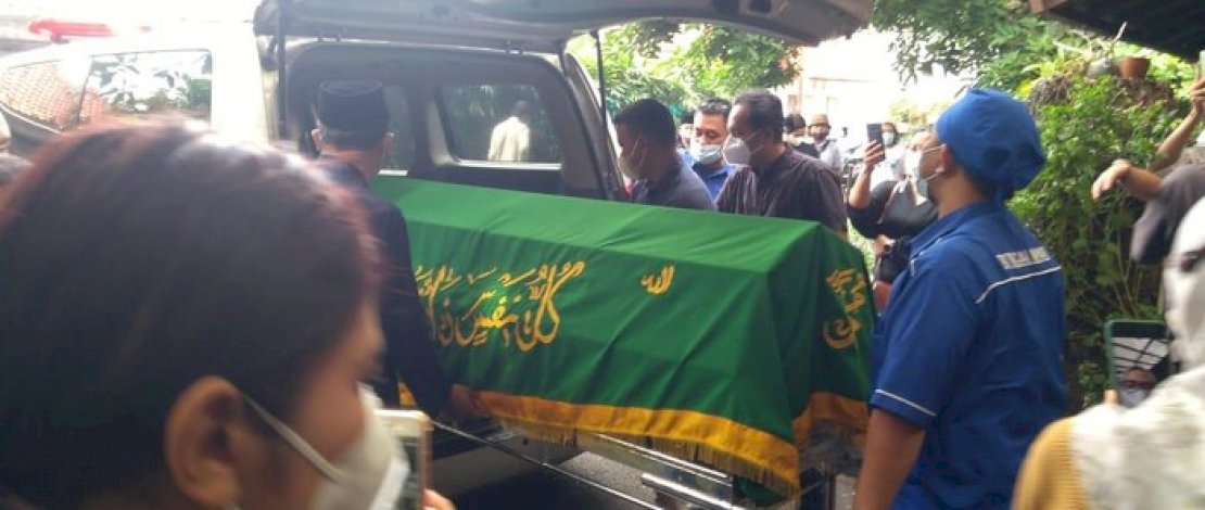 Wimar Witoelar semasa hidup. Foto lain, saat jenazah tiba di rumah duka (Foto: Detik).