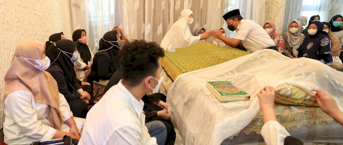 Wali Kota Makassar,  Moh Ramdhan Pomanto saat melayat ke rumah duka.