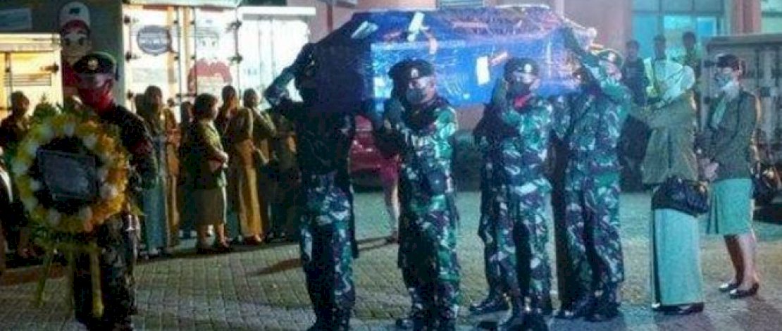 Suasana penjemputan jenazah dua prajurit TNI yang gugur dibunuh teroris KKB Papua di Bandara Sultan Hasanuddin Makassar tadi malam. Suasana penjemputan jenazah dua prajurit TNI yang gugur dibunuh teroris KKB Papua di Bandara Sultan Hasanuddin Makassar tadi malam.