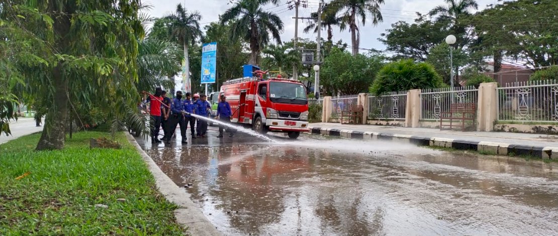 Tim Damkar Luwu Utara Bersihkan Sisa-sisa Banjir Diruas Jalan Kota Masamba