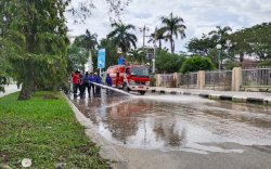 Tim Damkar Luwu Utara Bersihkan Sisa-sisa Banjir Diruas Jalan Kota Masamba