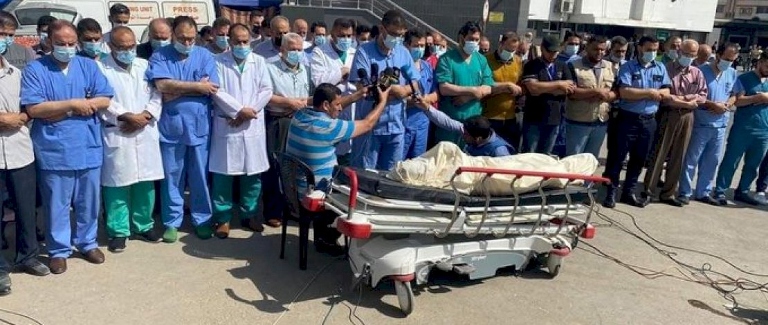 Para dokter di Gaza menyalati Dr Ayman Abu al-Ouf. Foto: Twitter