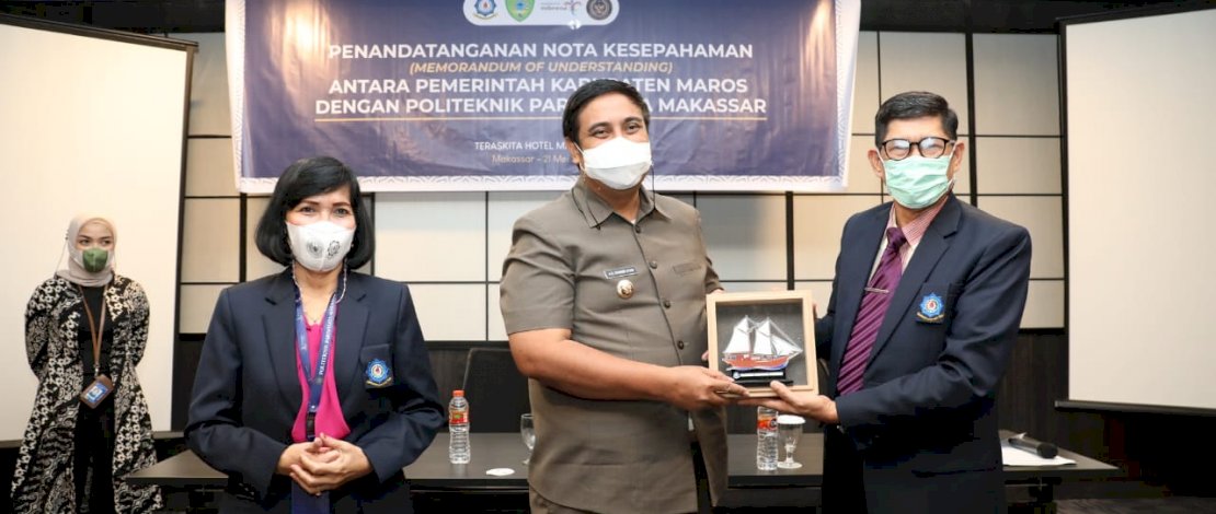 Penandatanganan nota kesepahaman Direktur Poltekpar Makassar Drs. Muhammad Arifin M.Pd dengan Bupati Maros Andi Syafril Chaidir Syam, S.I.P., M.H., di Hotel Teraskita Makassar, Jumat (21/5/2021).
Penandatanganan nota kesepahaman Direktur Poltekpar Makassar Drs. Muhammad Arifin M.Pd dengan Bupati Maros Andi Syafril Chaidir Syam, S.I.P., M.H., di Hotel Teraskita Makassar, Jumat (21/5/2021).