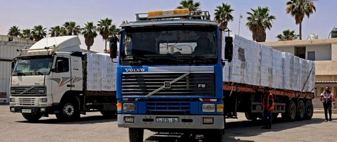 Truk bermuatan bantuan kemanusiaan melewati Gaza melalui penyeberangan Kerem Shalom pada hari Jumat