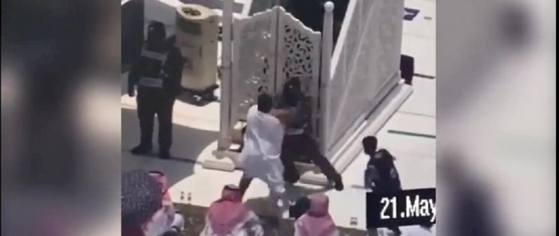 Rekaman CCTV detik-detik seorang pria berpakaian ihram ditahan aparat keamanan saat hendak naik ke mimbar menyerang khatib Jumat Masjidilharam, Mekah. Rekaman CCTV detik-detik seorang pria berpakaian ihram ditahan aparat keamanan saat hendak naik ke mimbar menyerang khatib Jumat Masjidilharam, Mekah.