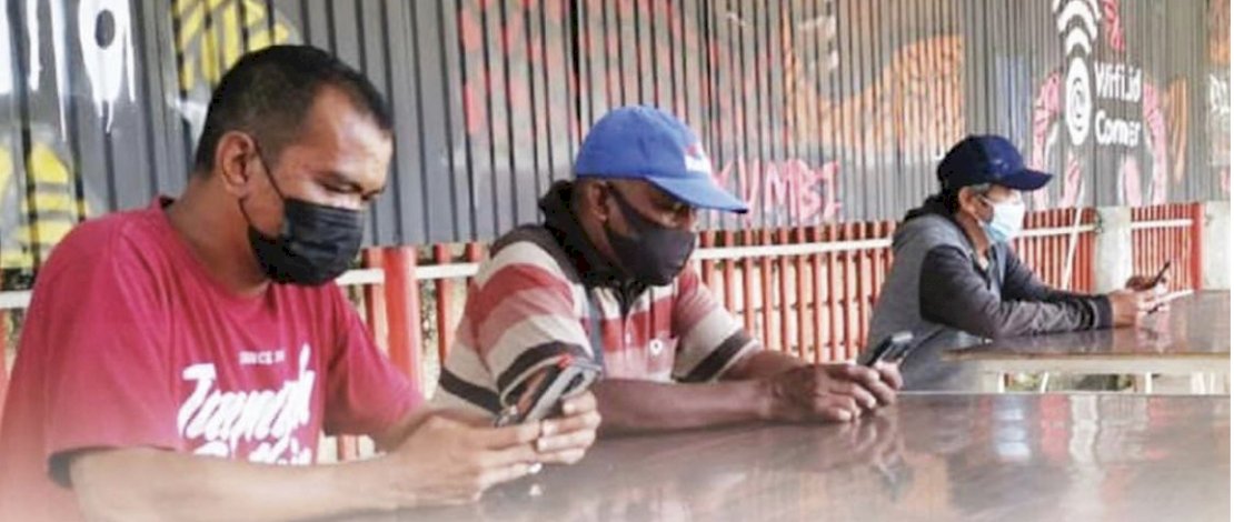 Masyarakat mengakses internet di Wifi Corner yang berada di area Witel Papua, Jayapura.