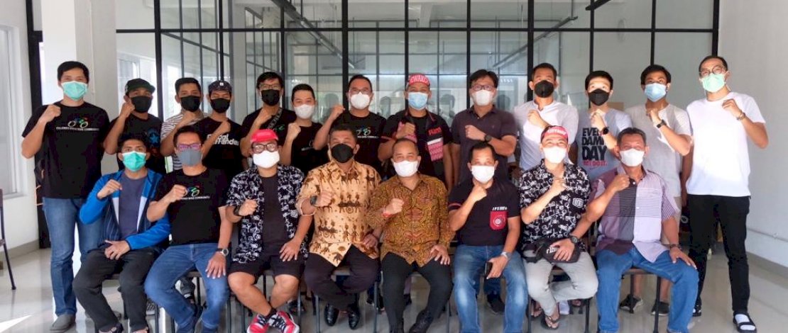 Foto bersama masing-masing ketua komunitas sepeda yang hadir dalam kegiatan silaturahmi Lintas Sepeda. Foto bersama masing-masing ketua komunitas sepeda yang hadir dalam kegiatan silaturahmi Lintas Sepeda.
