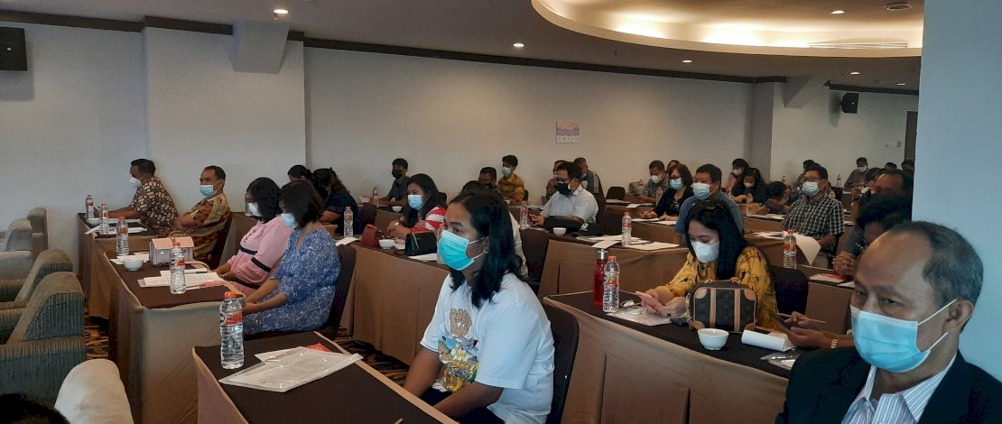 SOSIALISASI PERDA. Anggota DPRD Makassar, Mesakh Raymond Rantepadang, melakukan Sosialisasi Peraturan Daerah Kota Makassar Nomor 7 Tahun 2015 tentang Penyelenggaraan Bantuan Hukum, di Hotel Grand Maleo Makassar, Sabtu, 22 Mei 2021.