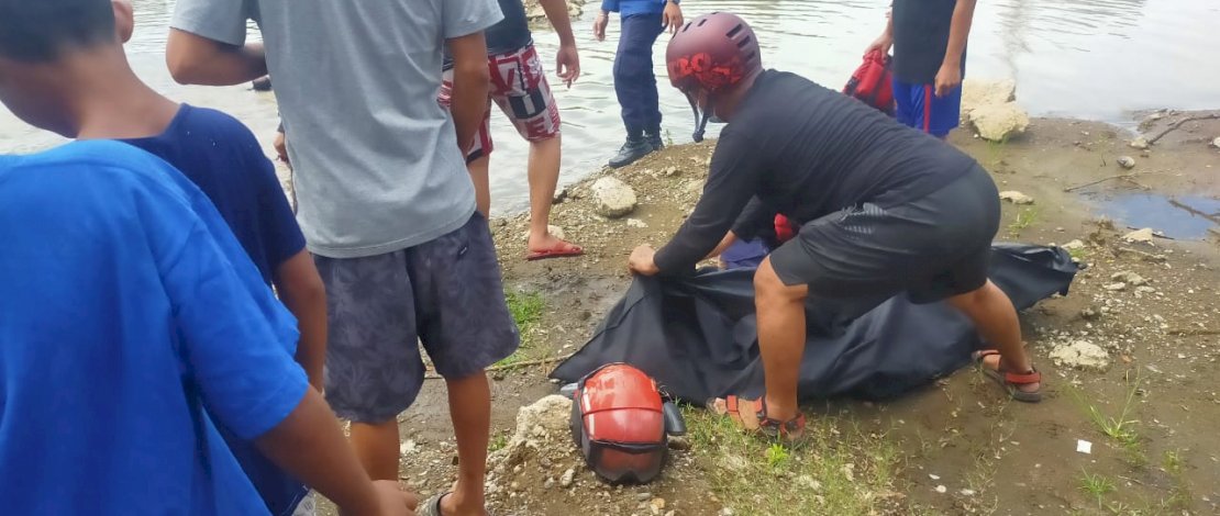 Proses evakuasi korban tenggelam di kubangan bekas galian Stadion Mattoanging.