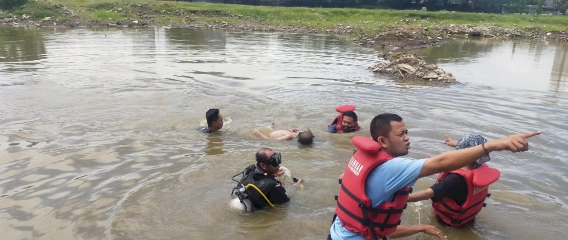 Proses evakuasi korban tenggelam di kubangan bekas galian Stadion Mattoanging.