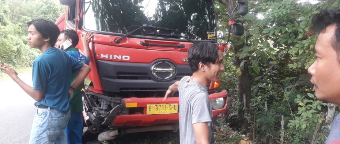 Dua mobil yang terlibat tabrakan di Mallawa, Maros.