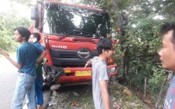 Keluar Jalur, Terios Hantam Mobil Tangki BBM di Tanjakan Mallawa