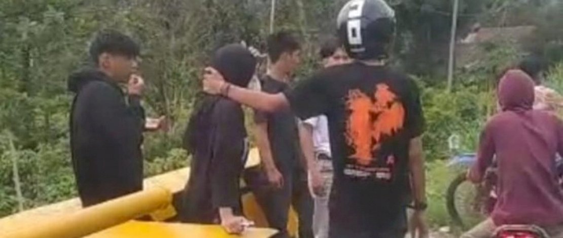 Tangkapan layar video viral seorang wanita digerayangi remaja di Lutim. (Foto: Istimewa).