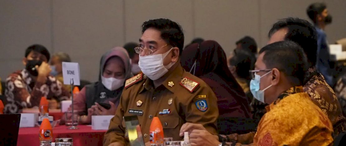 JAMINAN KESEHATAN APARAT DESA. Deputi Direksi BPJS Kesehatan Wilayah Sulselbartramal, Beno Herman, dan Sekretaris Daerah Provinsi Sulsel Abdul Hayat Gani, saat menghadiri Kelas Konsultasi Implementasi Perpres No 64 Tahun 2020 dan regulasi turunannya, yang digelar di Hotel Four Points Makassar, Senin, 24 Mei 2021.