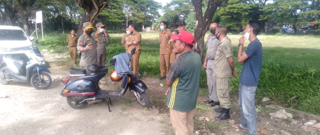 DILARANG MASUK. Aparat Satpol PP Sulsel berjaga di eks Stadion Mattoanging. Warga dilarang masuk ke lokasi ini.