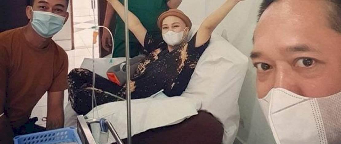 Foto Feby Febiola sewaktu dinyatakan terbebas dari kanker rahim.