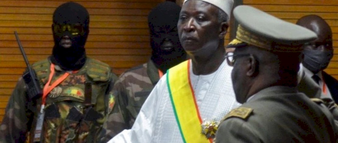 Presiden Bah Ndaw (tengah)