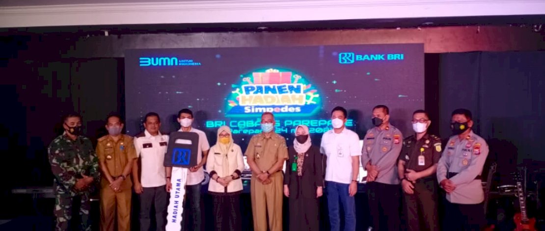 Suasana penarikan hadiah BRI di Cabang Parepare.